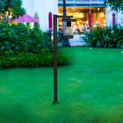 Luz de camino exterior en diseño moderno, ideal para jardines y senderos, con estructura de metal gris oscuro y base robusta.