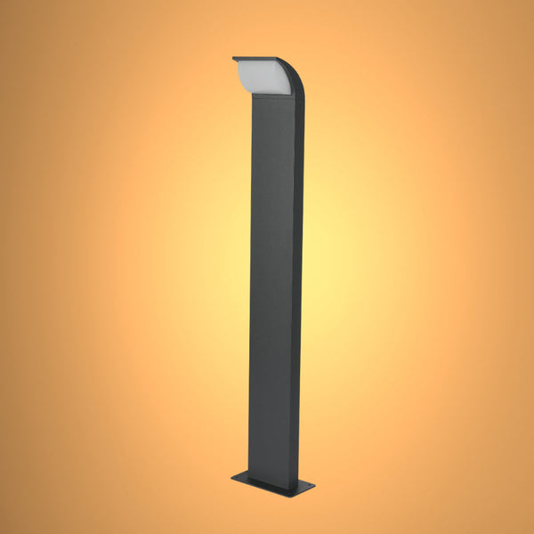 Luz de bolardo LED de 7W para exteriores, ideal para senderos en jardines modernos, proporcionando iluminación cálida y eficiente.