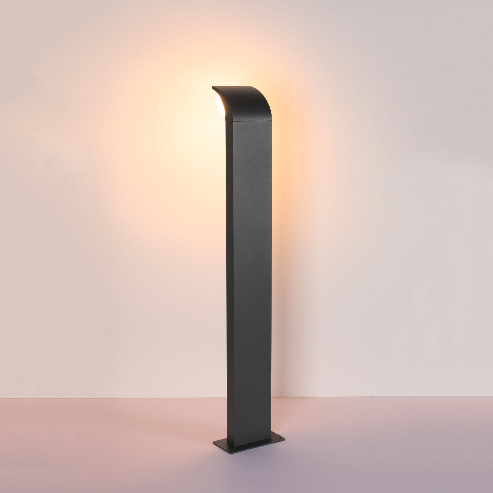 Imagen de una lámpara de camino LED de diseño moderno, ideal para jardines, paisajes exteriores y decoraciones contemporáneas.