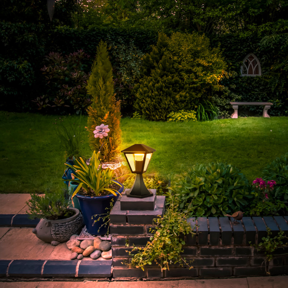 Farola pedestal exterior, estilo contemporáneo, perfecta para iluminar jardines o patios con elegancia moderna.