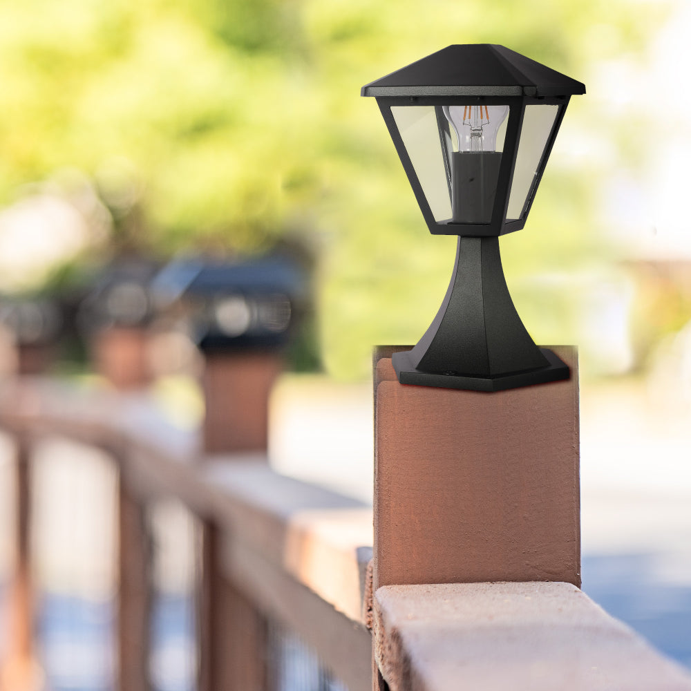 Lámpara de pilar exterior de diseño elegante, ideal para jardines modernos y patios, fabricada en negro con base resistente.