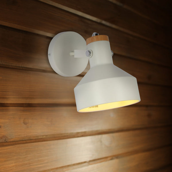 Luz de pared de madera nórdica, ideal para salones modernos, añadiendo un toque cálido y elegante a la decoración.