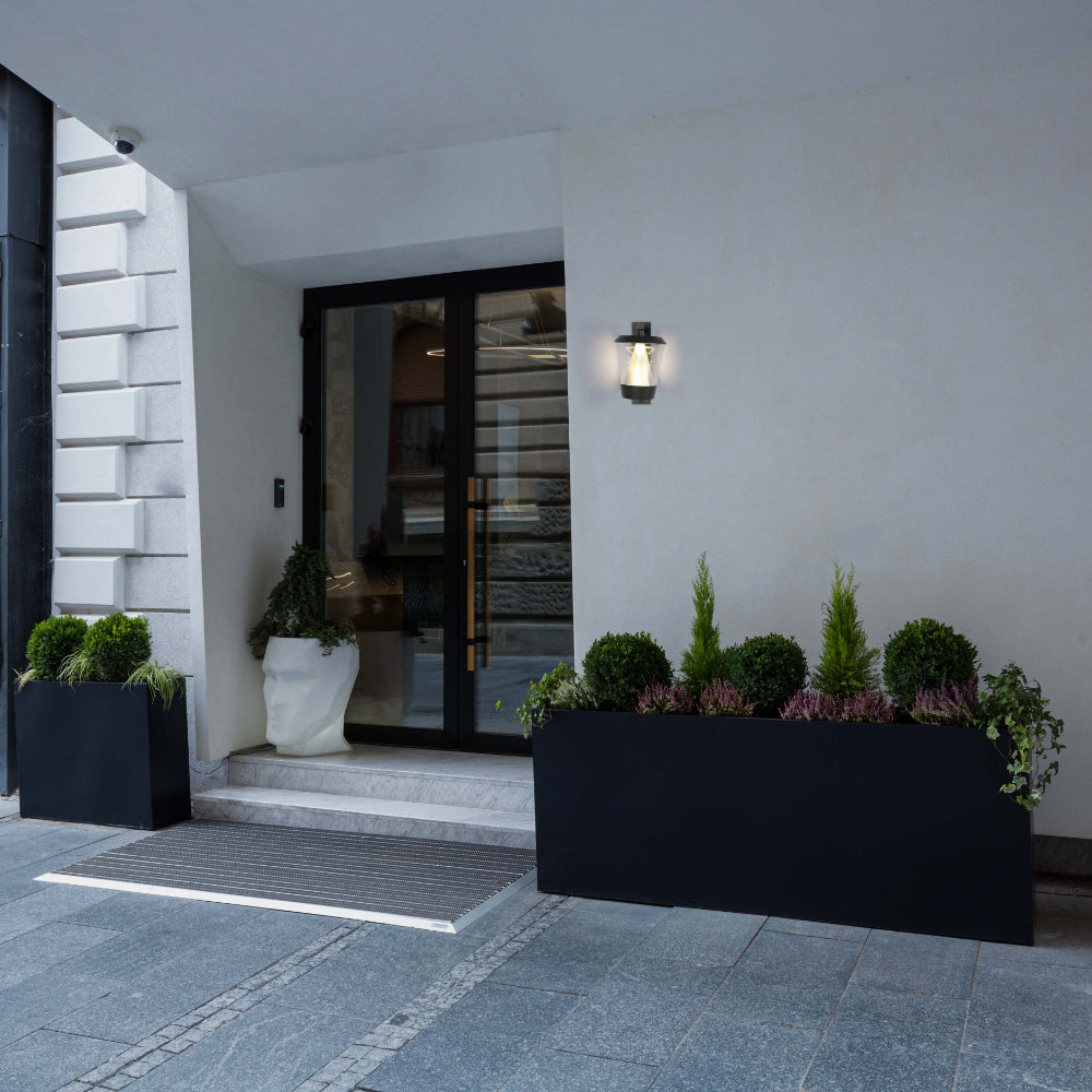 Lámpara de pared LED exterior en estilo moderno, ideal para iluminar entradas o jardines con un diseño elegante y funcional.