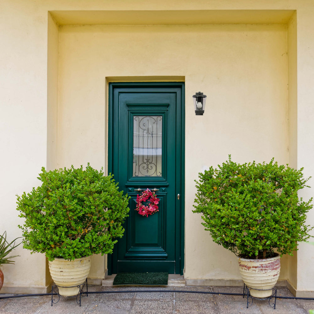 Lámpara de pared exterior moderna en gris oscuro, ideal para patios o jardines con estilo contemporáneo y funcional.