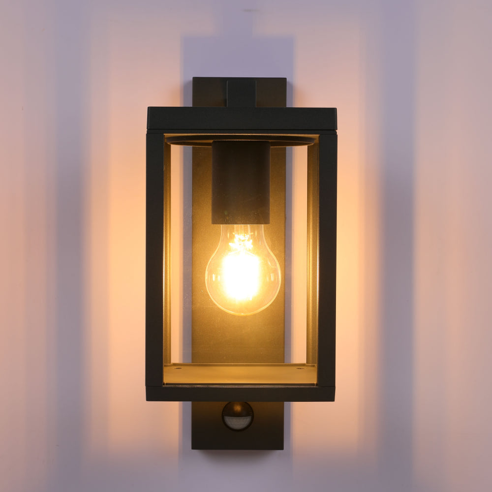 Luz de pared exterior estilo industrial, ideal para patios o entradas, con diseño oscuro y robusto, perfecta para decoración rústica.