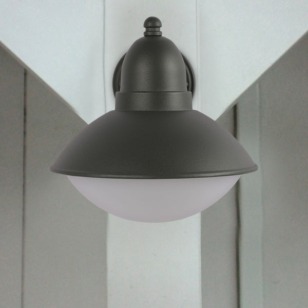 Lámpara de pared exterior en gris oscuro, ideal para jardines y patios, con un diseño moderno que complementa la decoración contemporánea.