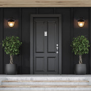 Lámpara de pared exterior en estilo industrial, ideal para jardines y entradas, con diseño negro y boca E27.