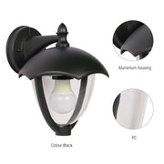 Luz de pared estilo farol negro para exteriores, perfecta para patios en decoración moderna.