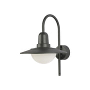Lámpara de pared exterior tipo farola, ideal para patios con estilo moderno. Acabado en gris oscuro y adecuada para cualquier espacio al aire libre.