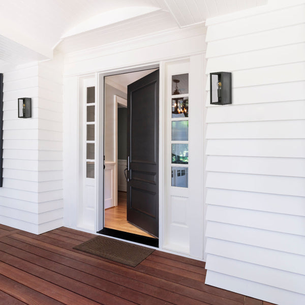 Lámpara de pared exterior estilo rústico, ideal para jardines o patios, con diseño de caja y material gris oscuro.