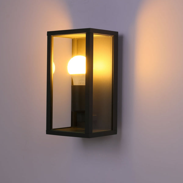 Apliqué de pared tipo farol exterior en gris oscuro, ideal para jardines rústicos y entradas con estilo elegante y acogedor.