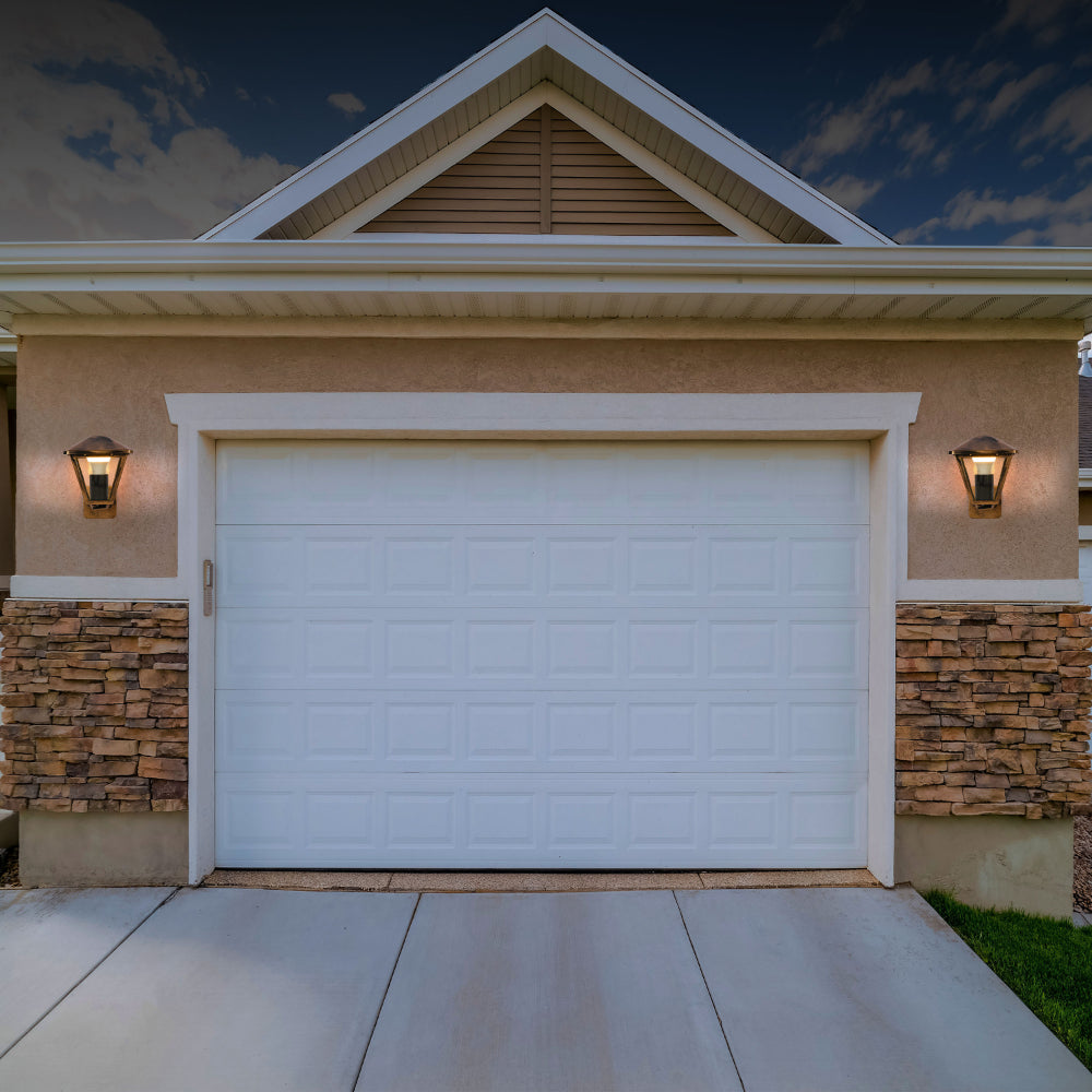 Luz de pared para exterior en forma de farol, ideal para patios y terrazas con estilo contemporáneo y acogedor.