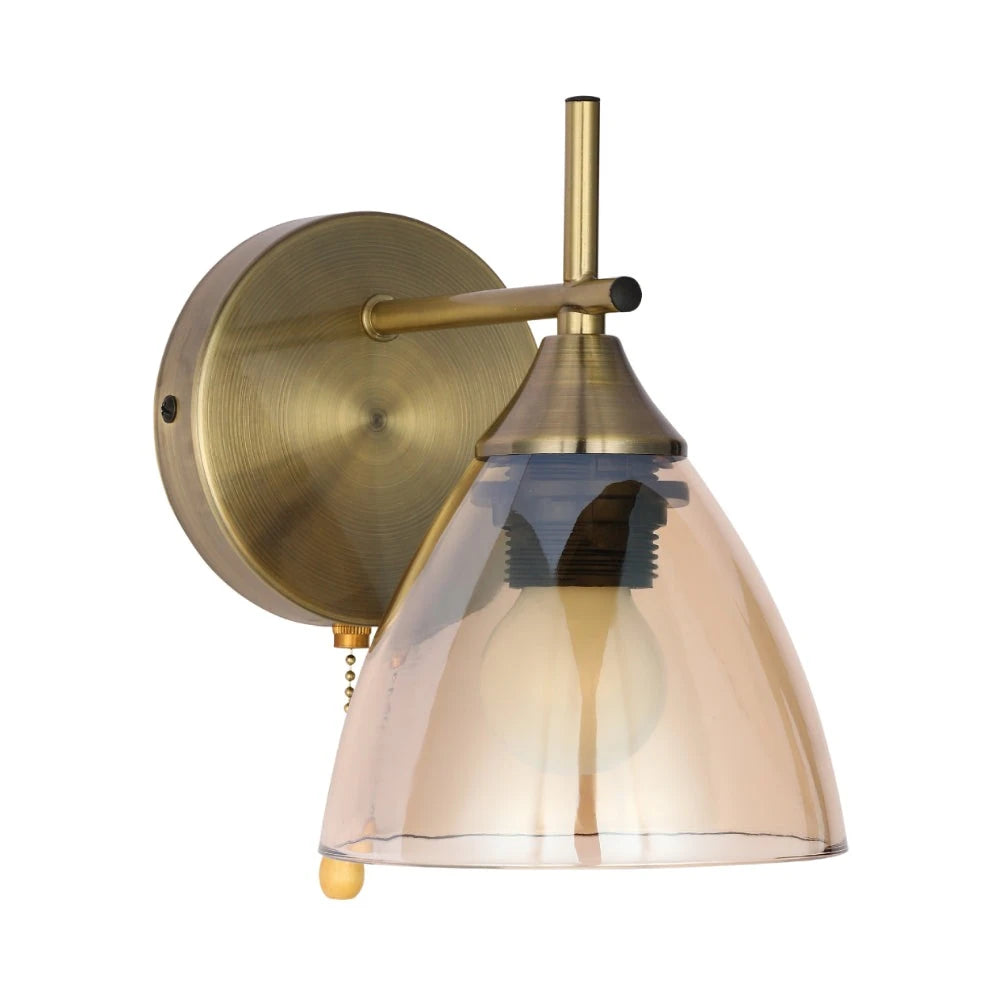 Apliqué de vidrio en forma de cono con interruptor en un ambiente elegante, ideal para salones o dormitorios modernos.
