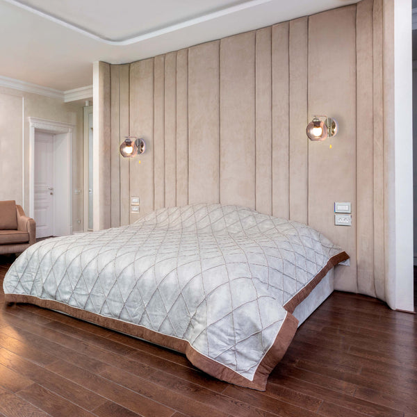 Lámpara de pared de metal con cúpula de vidrio ámbar, ideal para decoración moderna en salones o dormitorios.