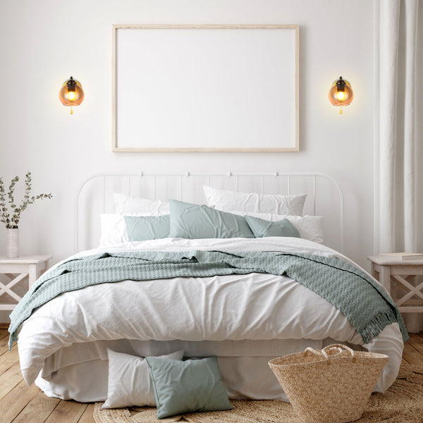 Aplique de pared de metal con cúpula de vidrio ámbar, ideal para ambientes modernos, perfecto para salones y oficinas.