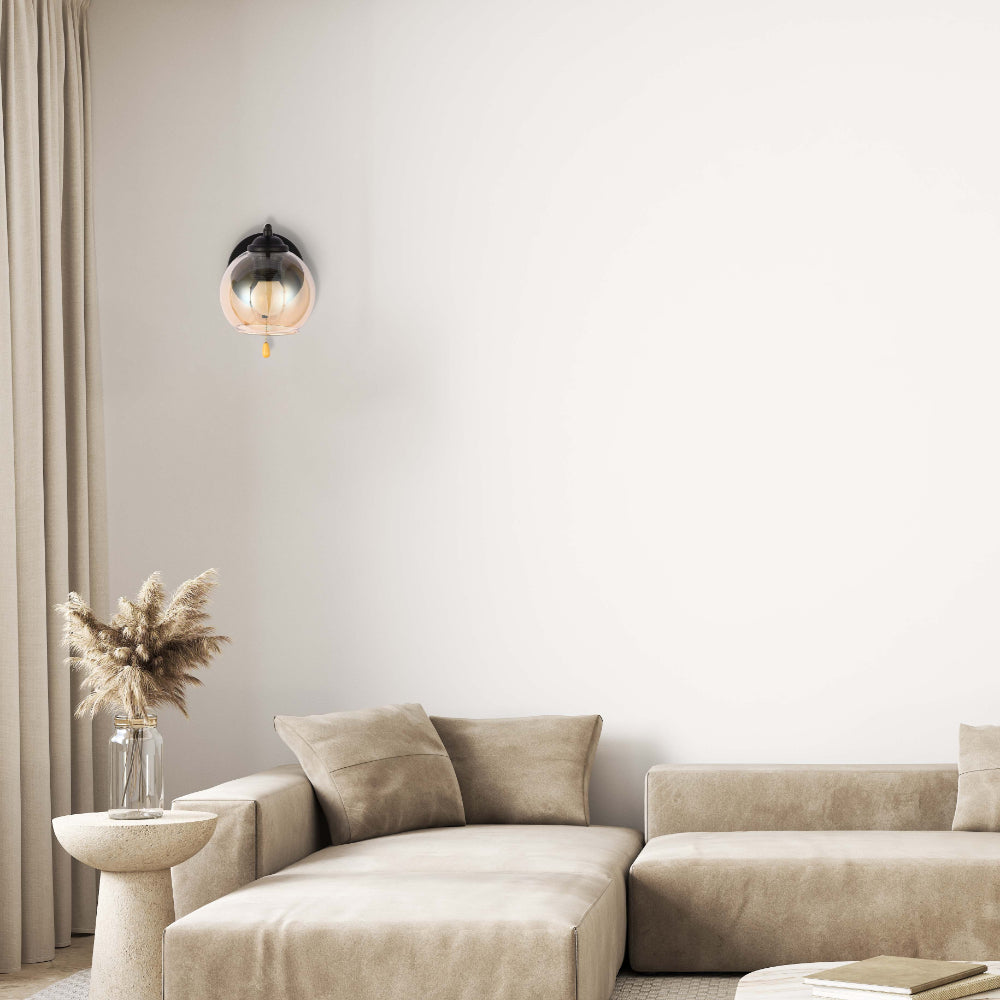 Lámpara de pared con diseño en forma de L, ideal para iluminación en salón moderno; pantalla de vidrio ámbar y interruptor de cadena.