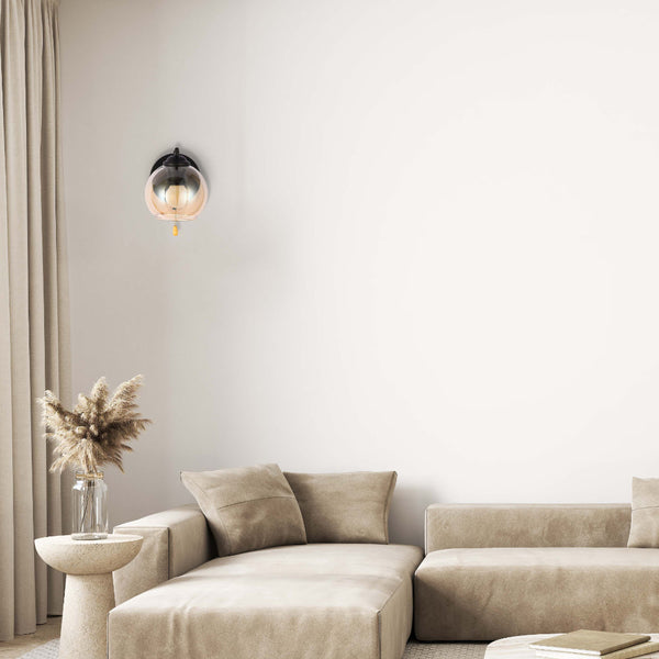 Lámpara de pared con diseño en forma de L, ideal para iluminación en salón moderno; pantalla de vidrio ámbar y interruptor de cadena.