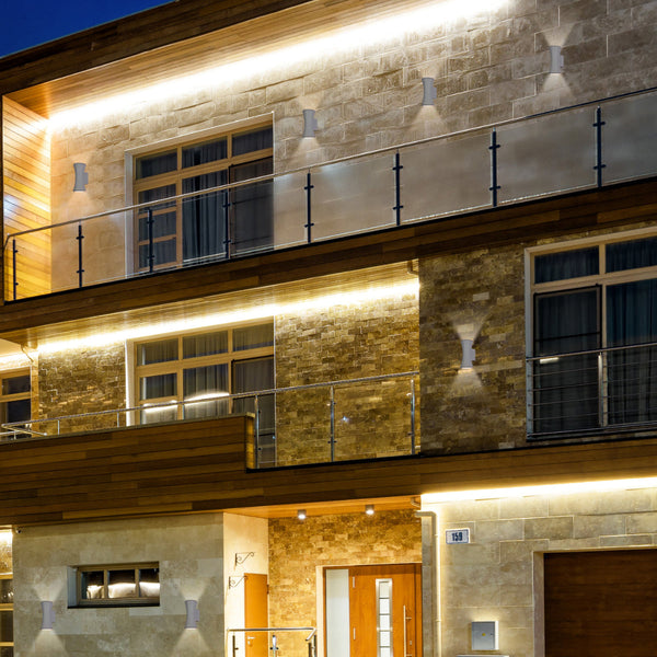 Luz de pared exterior en forma de reloj de arena, ideal para fachadas modernas y patios contemporáneos.