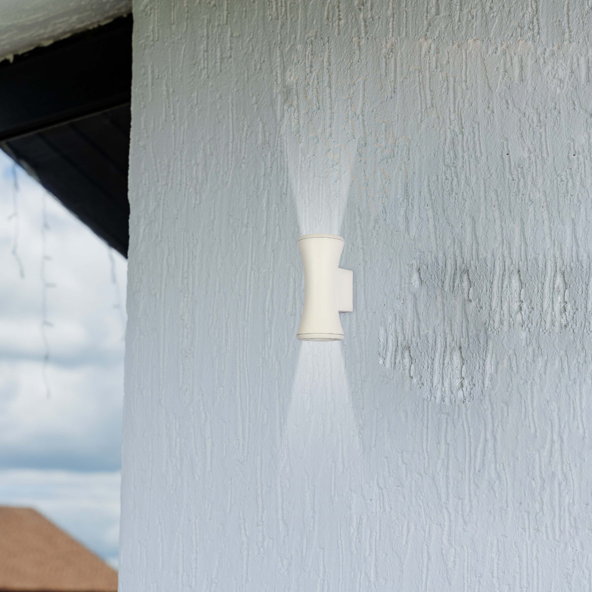 Luz de pared exterior en forma de reloj de arena, ideal para jardines contemporáneos y terrazas elegantes.