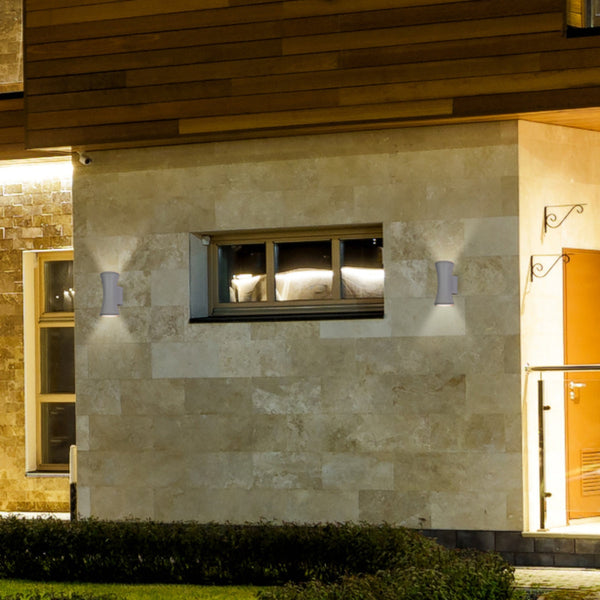 Aplique de pared exterior de aluminio en forma de reloj de arena, ideal para patios modernos y entradas contemporáneas.