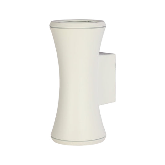Luz de pared exterior de aluminio en forma de hourglass, ideal para jardines y patios con estilo moderno y contemporáneo.