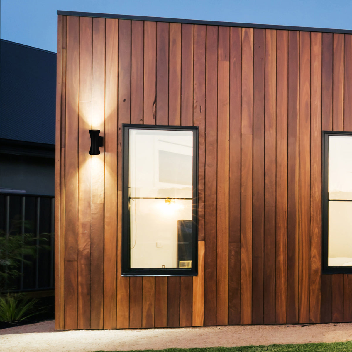 Lámpara de pared exterior de aluminio en forma de reloj de arena, ideal para jardines y patios con estilo contemporáneo.