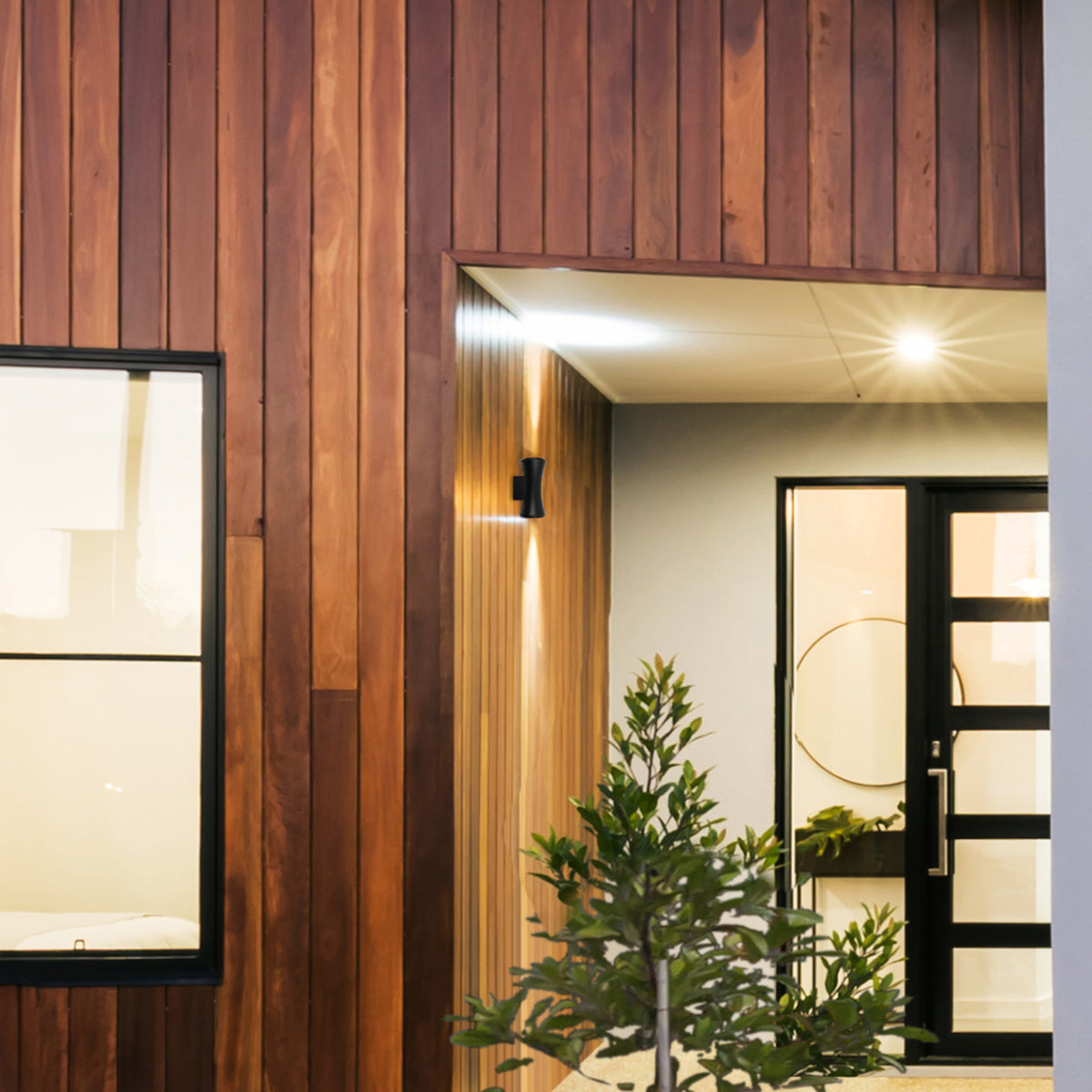 Lámpara de pared exterior de aluminio en forma de hourglass, ideal para patios modernos, proporcionando luz direccional y elegante.