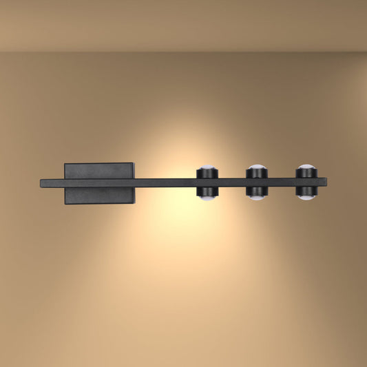 Luz de pared LED negra en estilo nórdico, ideal para baños modernos, resaltando el espejo con una temperatura de 4000K.
