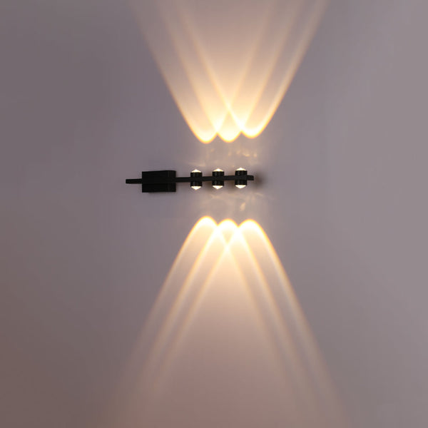 Luz de pared LED estilo nórdico en negro, ideal para baños modernos; proporciona iluminación cálida y funcional.