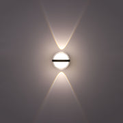 Luz de pared decorativa moderna de tres fuentes con LED, ideal para salones con estilo contemporáneo.