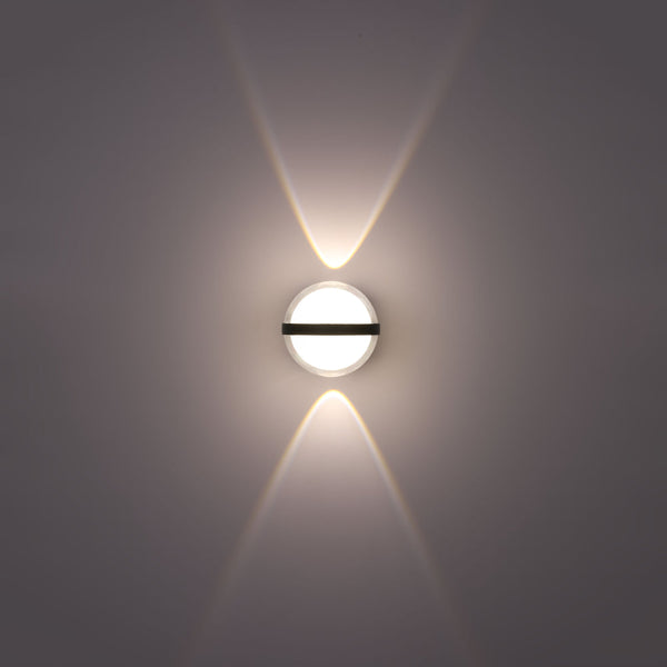 Luz de pared decorativa moderna de tres fuentes con LED, ideal para salones con estilo contemporáneo.