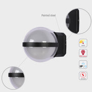 Aplique de pared moderno con tres fuentes de luz, ideal para salones con decoración contemporánea. Diseño elegante en negro.