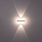 Luz de pared LED moderna de tres fuentes, ideal para pasillos en decoraciones contemporáneas, con diseño elegante y funcional.