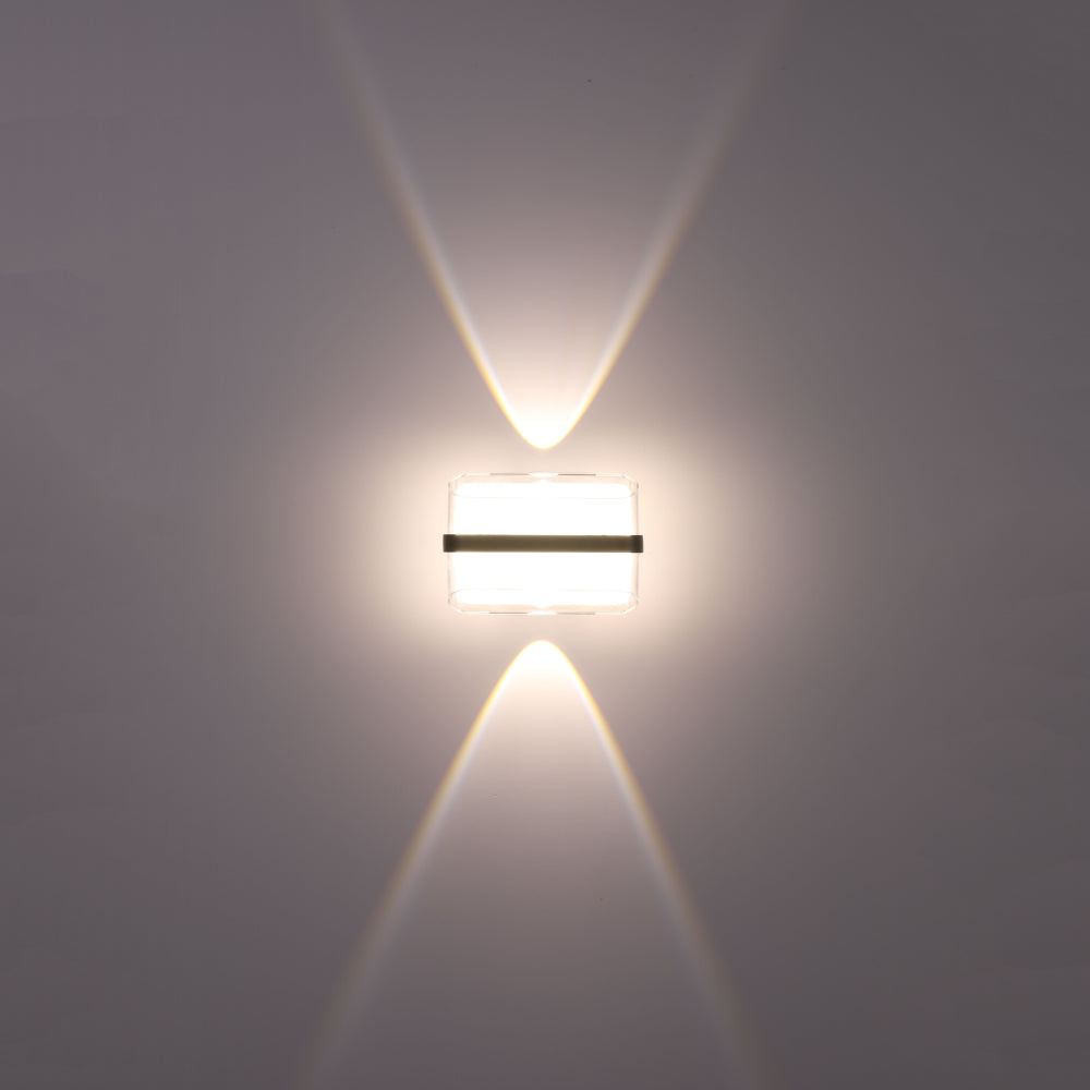 Luz de pared LED moderna de tres fuentes, ideal para pasillos en decoraciones contemporáneas, con diseño elegante y funcional.