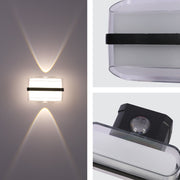 Luz de pared decorativa LED negra de tres fuentes, ideal para espacios modernos y contemporáneos, perfecta para salas y pasillos.