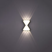 Luz de pared LED moderna en forma de reloj de arena, ideal para salas contemporáneas y estilos decorativos minimalistas.