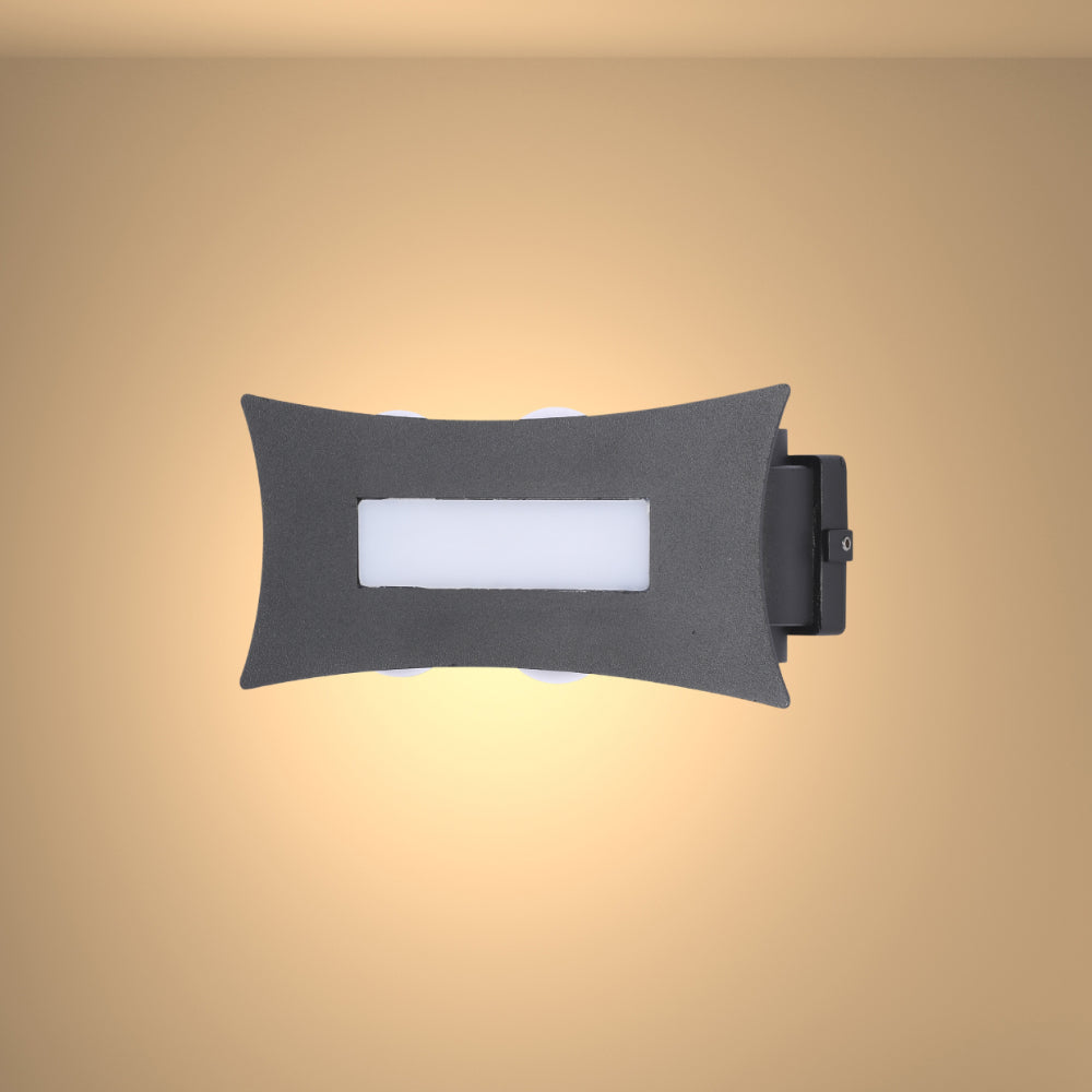 Luz de pared LED moderna en negro, ideal para salones contemporáneos, proporcionando iluminación hacia arriba y abajo.