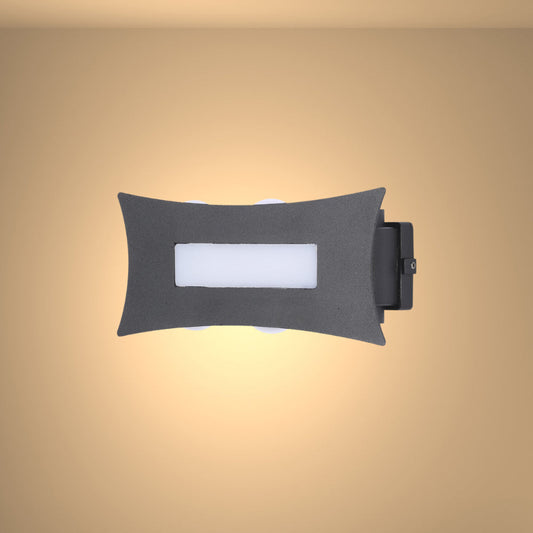 Luz de pared LED moderna en negro, ideal para salones contemporáneos, proporcionando iluminación hacia arriba y abajo.