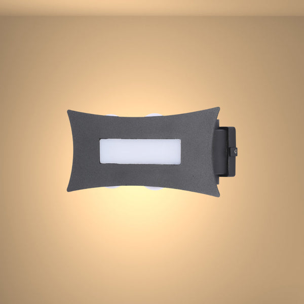 Luz de pared LED moderna en negro, ideal para salones contemporáneos, proporcionando iluminación hacia arriba y abajo.