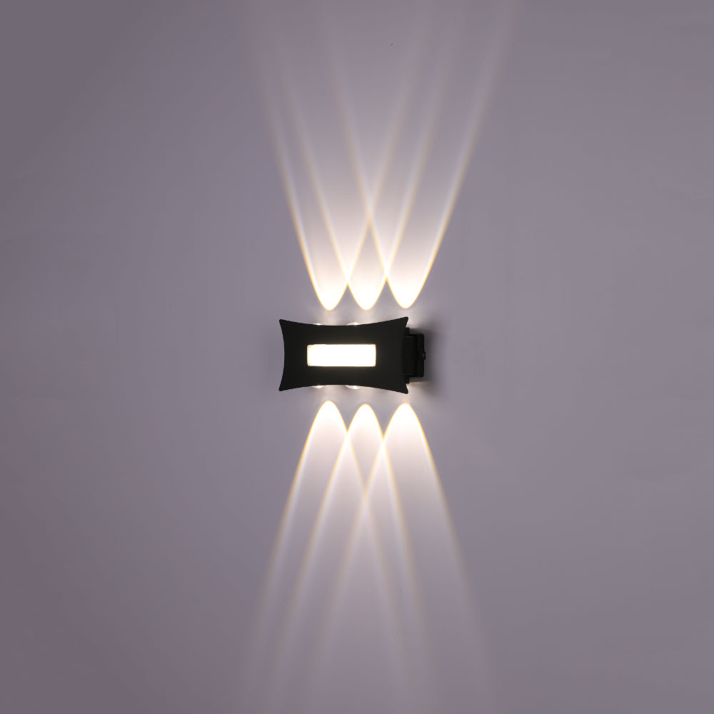 Aplique de pared LED moderno en negro, ideal para salas contemporáneas, proporcionando luz arriba y abajo para un ambiente elegante.