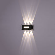 Aplique de pared LED moderno en negro, ideal para salas contemporáneas, proporcionando luz arriba y abajo para un ambiente elegante.