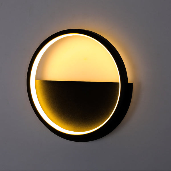 Luz de pared LED redonda negra, ideal para cuartos contemporáneos, proporcionando iluminación cálida y uniforme en espacios modernos.