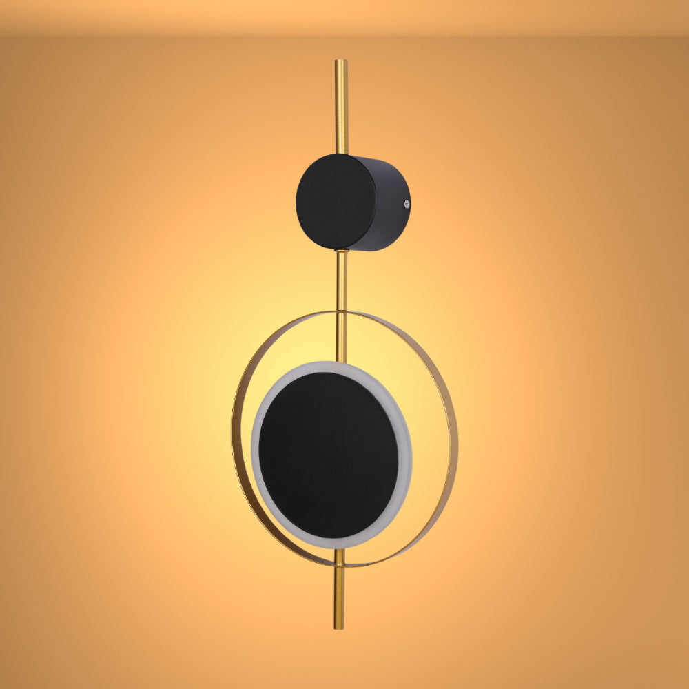 Luz de pared LED moderna con diseño geométrico negro y círculo dorado, perfecta para salones de estilo contemporáneo.