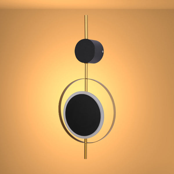 Luz de pared LED moderna con diseño geométrico negro y círculo dorado, perfecta para salones de estilo contemporáneo.