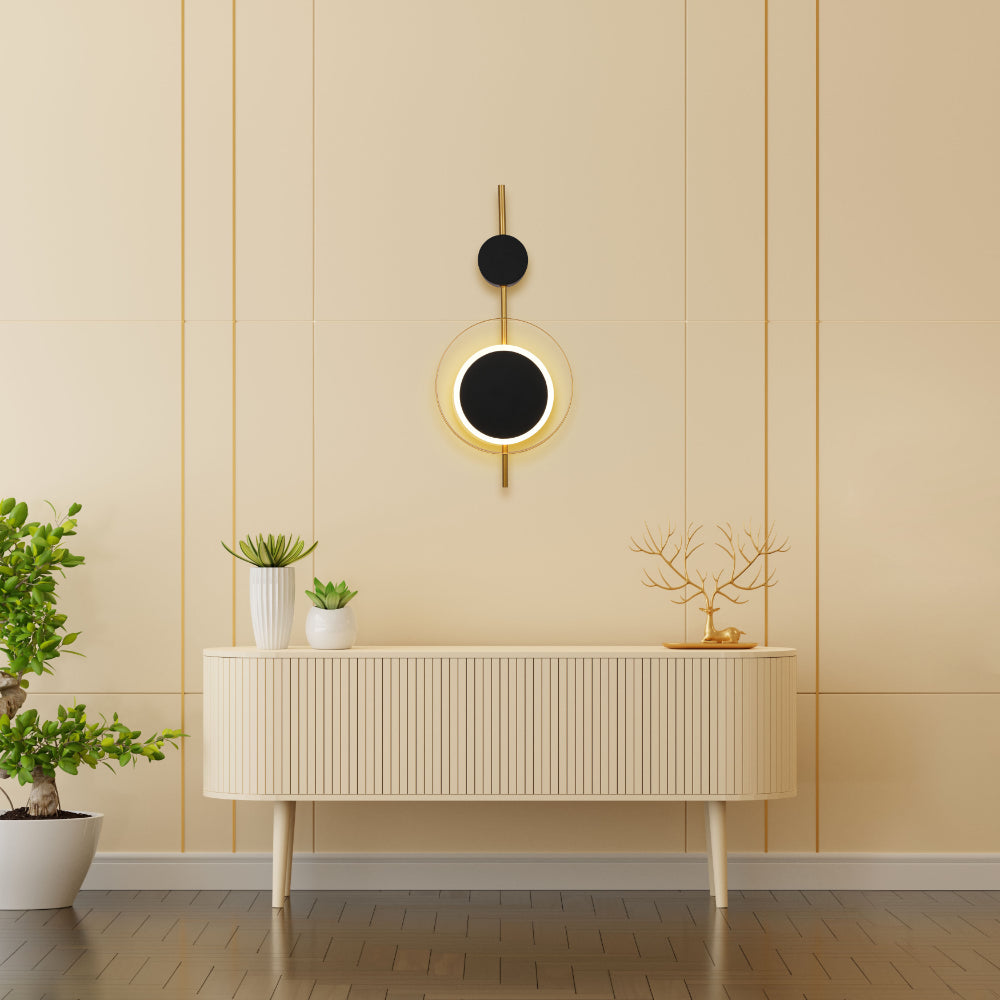Luz de pared moderna LED con diseño geométrico negro y círculo dorado, ideal para decorar salas contemporáneas.