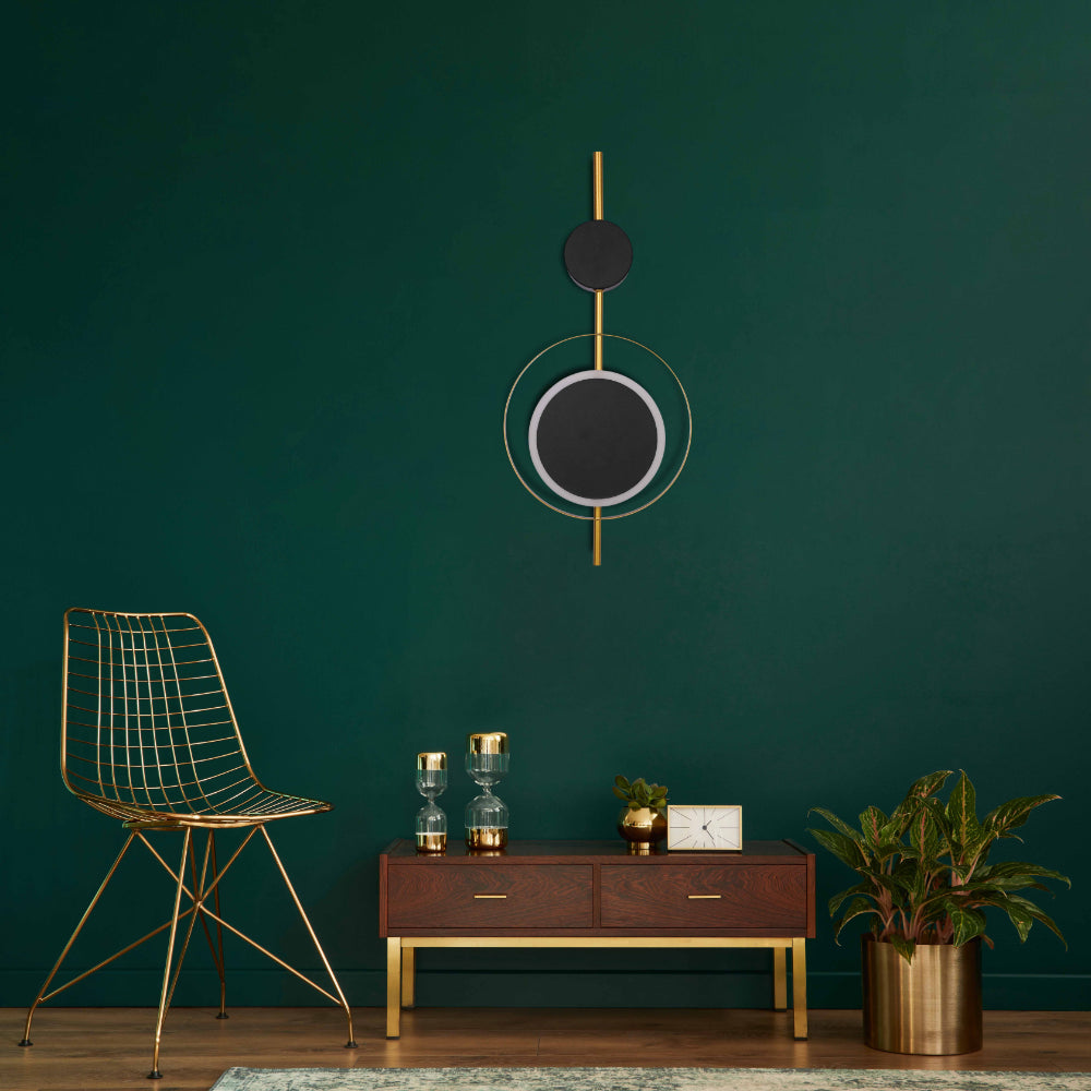 Aplique de pared LED moderno con diseño geométrico negro y círculo dorado, perfecto para espacios contemporáneos.
