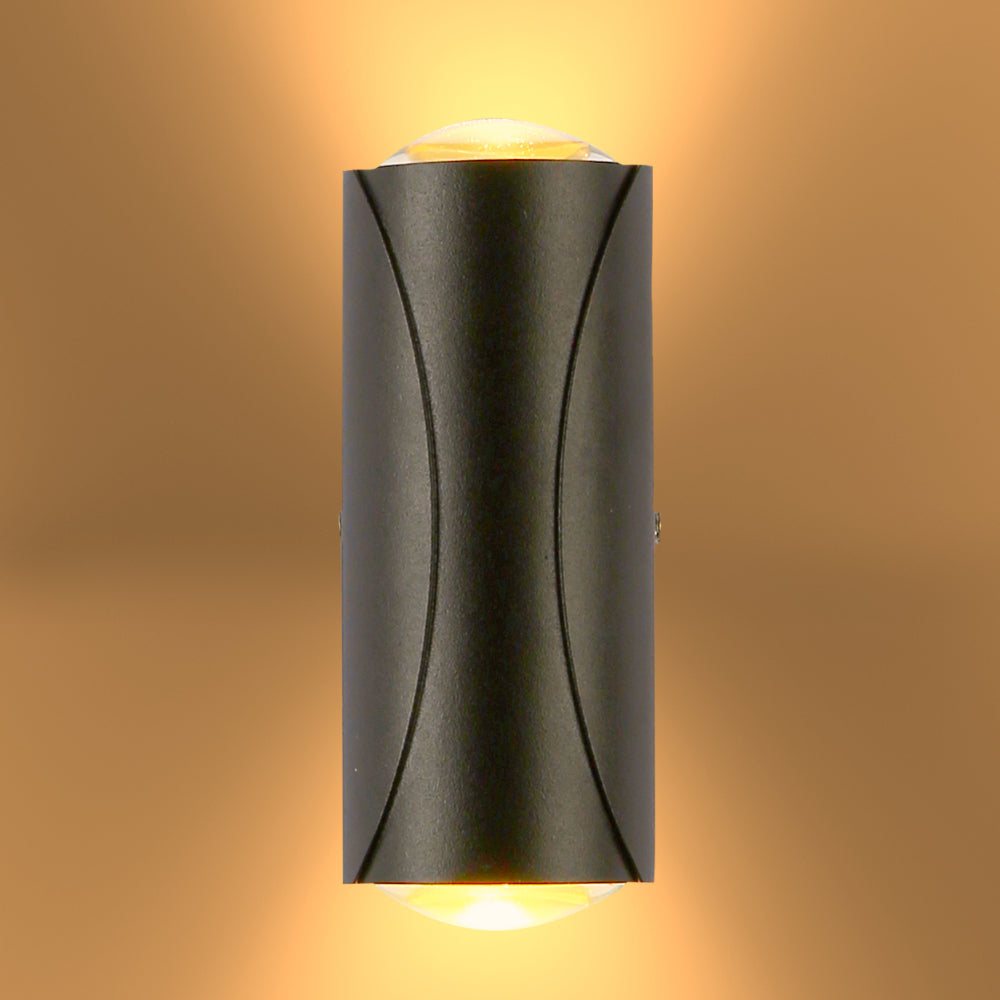 Aplique de pared LED negro con diseño corrugado, ideal para exteriores modernos y áreas al aire libre.