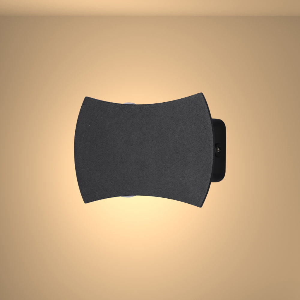 Aplique de pared LED moderno de exterior negro, ideal para jardines y patios con estilo contemporáneo.
