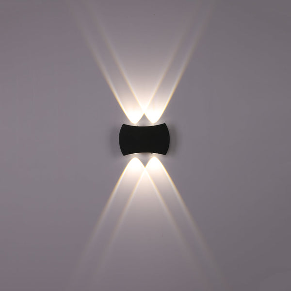 Luz de pared LED moderna negra para exteriores, perfecta para patios o entradas con estilo contemporáneo y funcional.