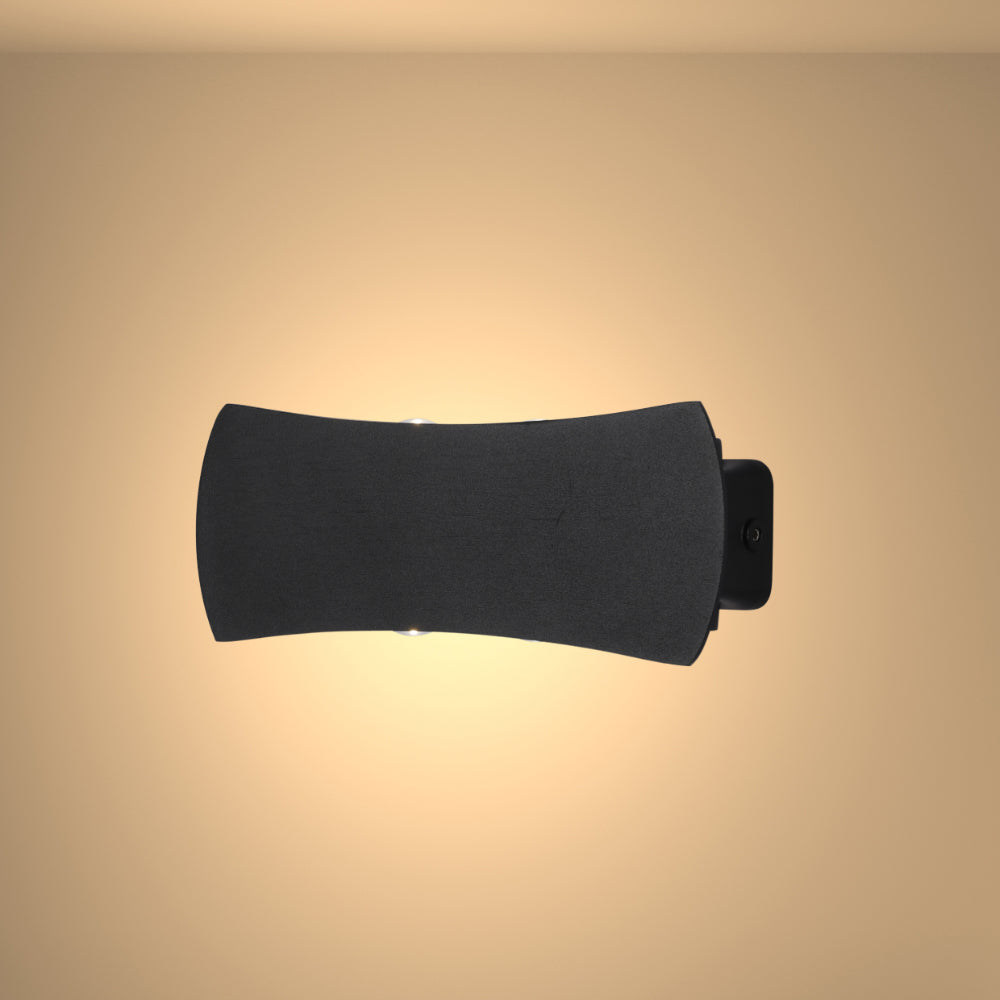 Aplique de pared LED de exterior moderno en negro, ideal para iluminar patios o entradas con un estilo contemporáneo.